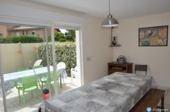 salle à manger avec accès direct à la terrasse cliquez ici pour agrandir les photos de cette location à mimizan