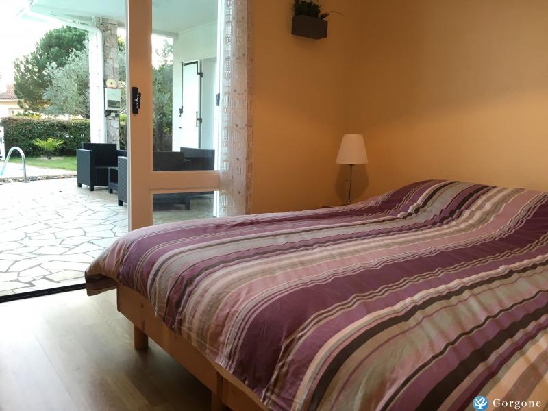 La 1re chambre, accs terrasse et piscine